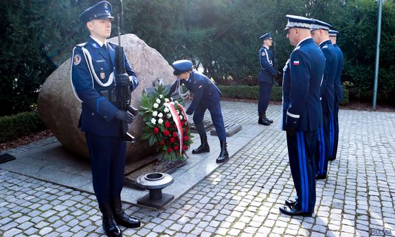 zdjęcie: Komendant Główny Policji przy pomniku upamiętniający policjantów poległych na służbie
