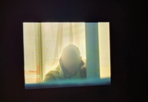 Mężczyzna wygląda przez okno