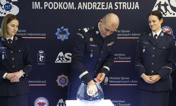 zdjęcie: Zastępca Komendanta Głównego Policji losujący drużyny w turnieju