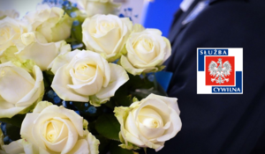 białe róże w tle granatowy mundur