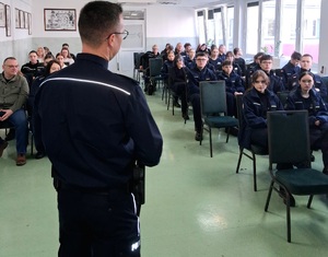 uczniowie klasy mundurowej, policjant i wykładowca