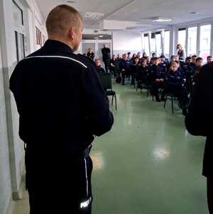 uczniowie klasy mundurowej i policjant