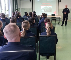 uczniowie klasy mundurowej i policjant