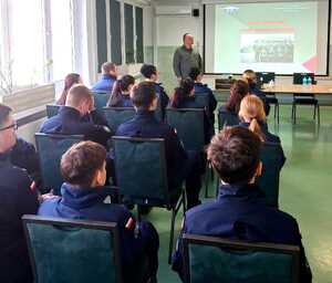 uczniowie klasy mundurowej i wykładowca