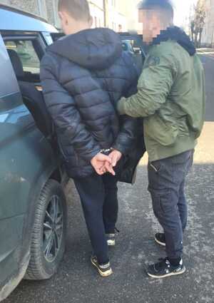 zdjęcie: policjant z zatrzymanym mężczyzną