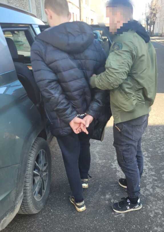 zdjęcie: policjant z zatrzymanym mężczyzną