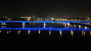 zdjęcie: oświetlony na niebiesko most