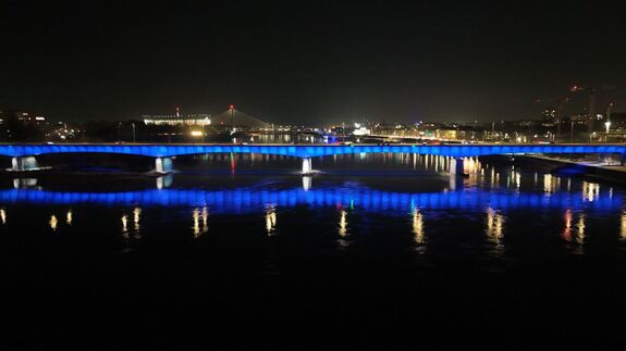zdjęcie: oświetlony na niebiesko most