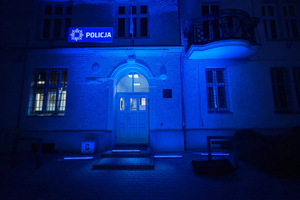 zdjęcie kolorowe: oświetlony na niebiesko budynek