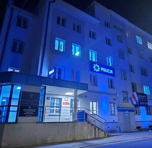 zdjęcie kolorowe: oświetlony na niebiesko budynek