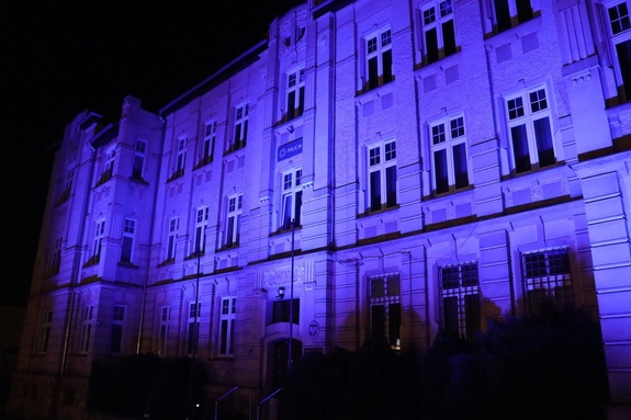 zdjęcie: oświetlony na niebiesko budynek