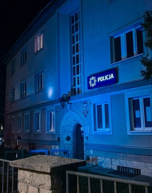 zdjęcie: oświetlony na niebiesko budynek