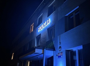 zdjęcie: oświetlony na niebiesko budynek