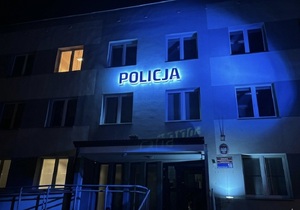 zdjęcie: oświetlony na niebiesko budynek