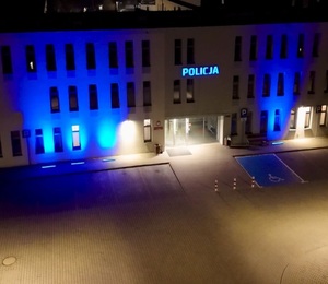 zdjęcie: oświetlony na niebiesko budynek