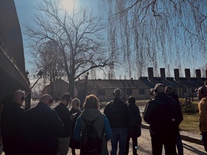 zdjęcie kolorowe: opolscy policjanci podczas seminarium Auschwitz-Birkenau