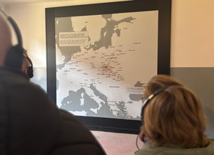 zdjęcie kolorowe: opolscy policjanci podczas seminarium Auschwitz-Birkenau