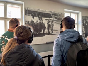 zdjęcie kolorowe: opolscy policjanci podczas seminarium Auschwitz-Birkenau