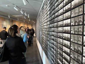 zdjęcie kolorowe: opolscy policjanci podczas seminarium Auschwitz-Birkenau