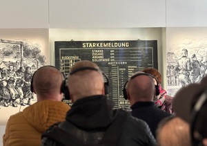 zdjęcie kolorowe: opolscy policjanci podczas seminarium Auschwitz-Birkenau