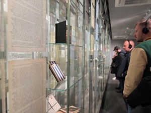 zdjęcie kolorowe: opolscy policjanci podczas seminarium Auschwitz-Birkenau