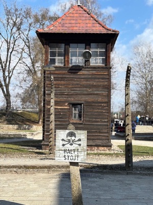 zdjęcie kolorowe: opolscy policjanci podczas seminarium Auschwitz-Birkenau