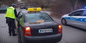 policjanci i inspektorzy inspekcji transportu drogowego podczas kontroli taksówek