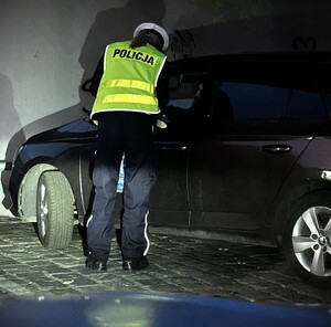 policjanci i inspektorzy inspekcji transportu drogowego podczas kontroli taksówek