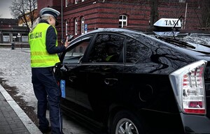 policjanci i inspektorzy inspekcji transportu drogowego podczas kontroli taksówek