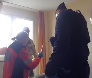 zdjęcie: policjanci podczas interwencji