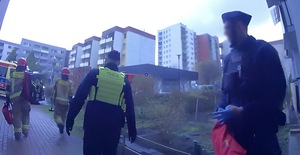 zdjęcie: policjanci podczas interwencji