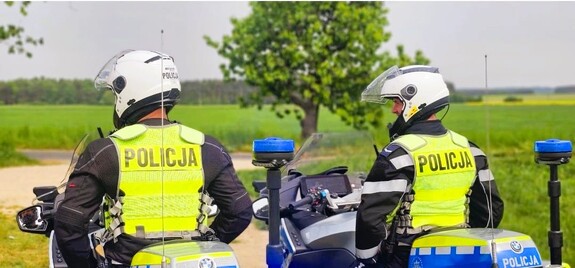 policjanci na motocyklach