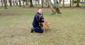 policjant z psem