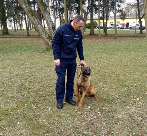 policjant z psem
