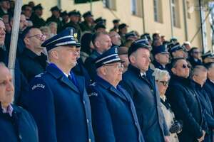 Funkcjonariusze policji na trubunie