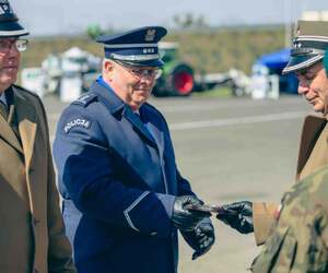 oficer Wojska Polskiego wręcza pamiątkowy ryngraf oficerowi Policji