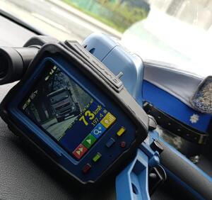 policjanci podczas wykonywania pomiarów prędkości