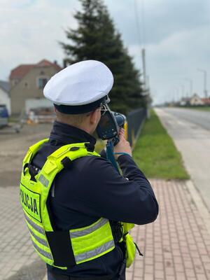 policjanci podczas wykonywania pomiarów prędkości