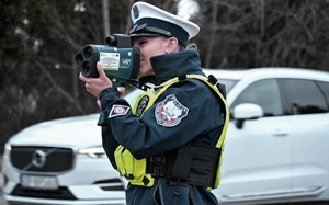 policjanci podczas wykonywania pomiarów prędkości