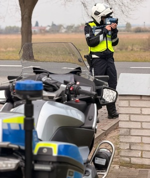 policjanci podczas wykonywania pomiarów prędkości