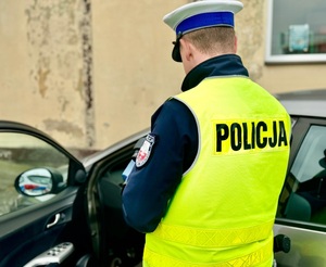 policjanci podczas wykonywania pomiarów prędkości