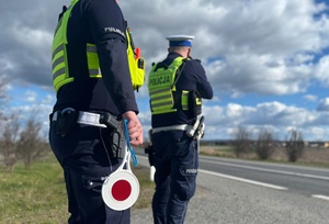 policjanci podczas wykonywania pomiarów prędkości