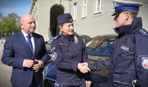 Komendant, przedstawiciel zarządu województwa opolskiego i policjant przy nowym radiowozie