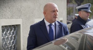 członek zarządu województwa opolskiego obok radiowozu