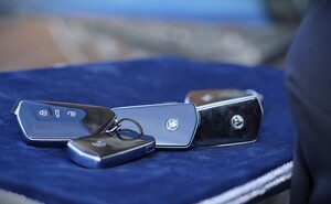 kluczyki pojazdów na tacy