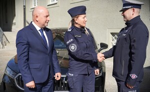 Komendant, przedstawiciel zarządu województwa opolskiego i policjant przy nowym radiowozie