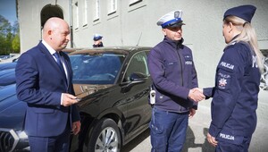 Komendant, przedstawiciel zarządu województwa opolskiego i policjant przy nowym radiowozie