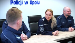 zdjęcie kolorowe: policjanci siedzą przy stole