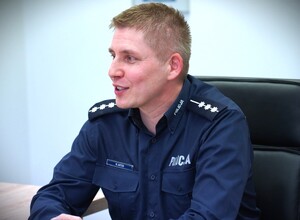 zdjęcie kolorowe: policjant