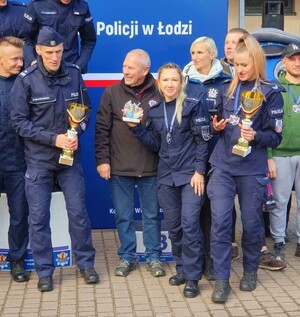 policjantki po zawodach biegowych w pobliżu podium